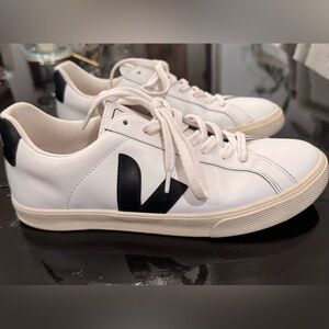 Veja Campo White and Black Sneakers LIKE NEW